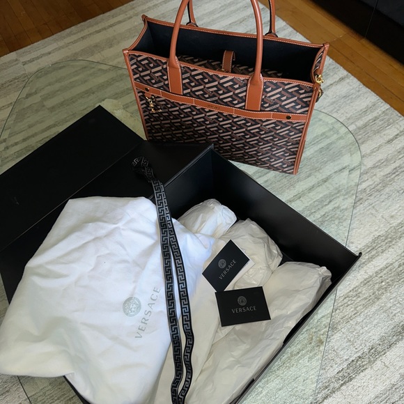 VERSACE
La Greca Signature Tote Bag - Picture 2 of 13